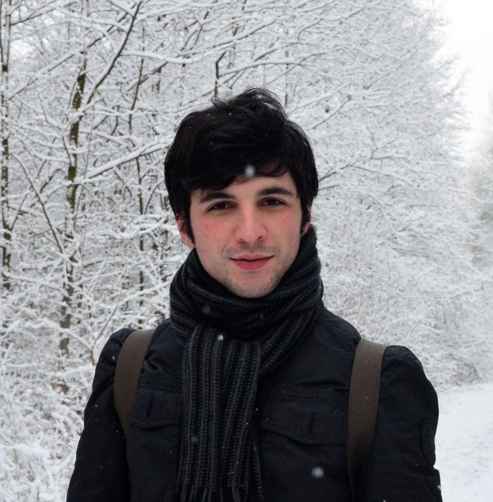 Fotografia do rosto de Ronnye Salmazo, criador e professor da Sprechende.